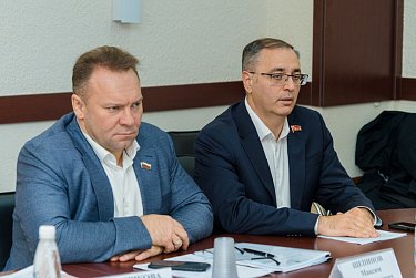 Кто ответит за мусор и заросший двор?